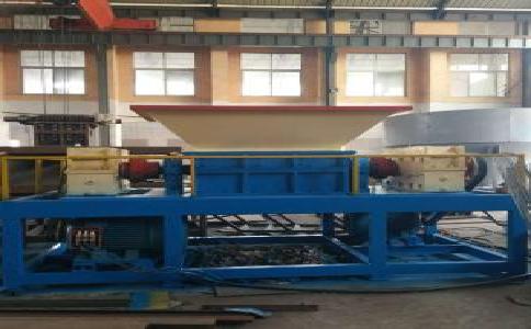 打開大型<a href='http://m.molycao.cn/ssxl/10.html' target='_blank'><span>金屬撕碎機</span></a>時應注意些什么